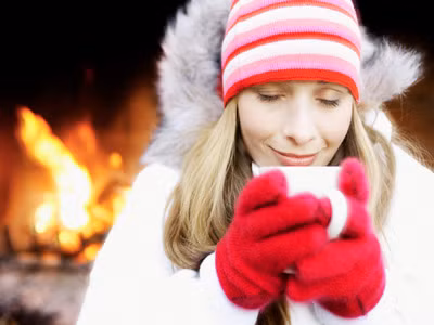 Giữ ấm cơ thể. Thời tiết Tết đến xuân về thường se lạnh và có mưa bay lất phất, vì vậy mà rất dễ bị những bệnh cảm cúm. Trong thời tiết này, điều quan trọng nhất là bạn phải mặc thật ấm khi ra ngoài, lưu ý những vùng cần giữ ấm như chân, tay, cổ, ngực.