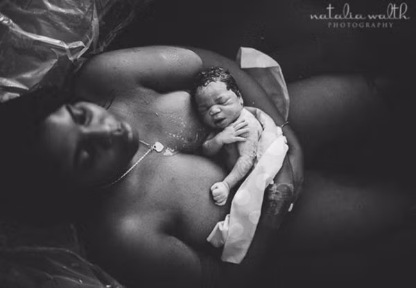 Bức ảnh hậu sinh với tiêu đề :“Nơi bình yên bắt đầu”. Tác giả bức ảnh này là Natalia Walth, nữ nhiếp ảnh gia chuyên nghiệp kể từ năm 2011.