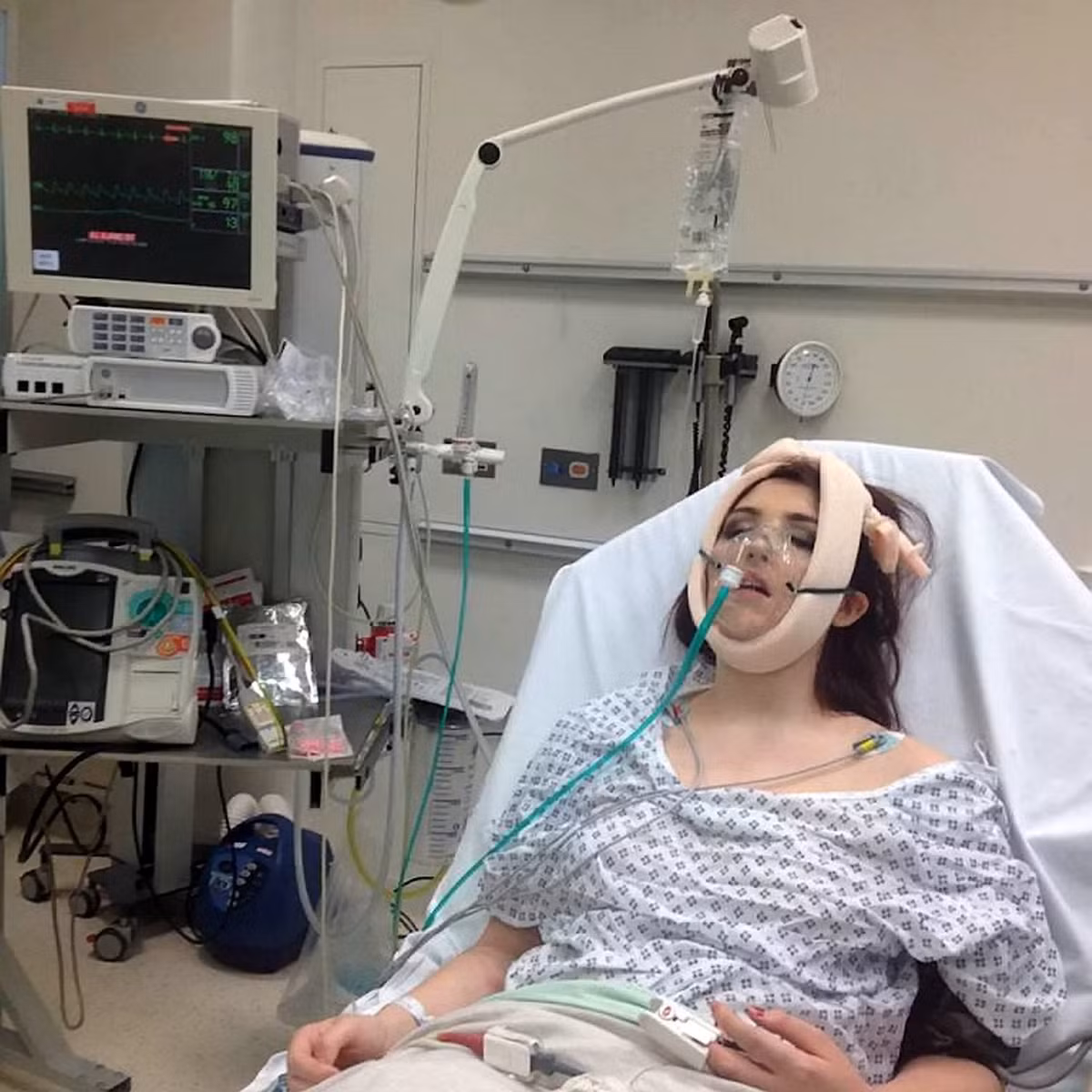 Chế độ ăn của Darcey cũng rất đặc biệt, toàn chất lỏng để tránh việc quai hàm bị khóa lại. Thậm chí mở nắp một chai nước cũng khiến khớp cổ tay bị trượt ra.