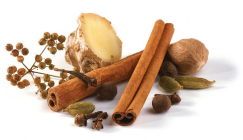 Gừng và quế. Hai gia vị không hề hiếm ngày lễ Tết. Chỉ cần một chút gừng uống với nước ấm sẽ giảm đau bụng tức thì. Hoặc thêm quế vào trà hoặc cà phê để uống khi đau sẽ chống lại được những cơn co thắt tử cung và giảm đau.