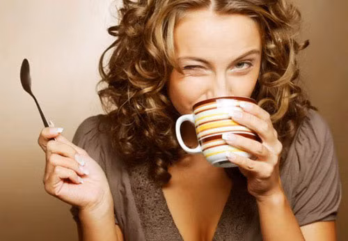 Nếu trong những ngày thường, các bạn uống 2 - 2,5 lít nước thì trong những ngày đèn đỏ, bạn hãy tăng cường lên 2,5 - 3 lít nước mỗi ngày. Điều này không chỉ có tác dụng giảm đau mà còn rất tốt cho sức khỏe.