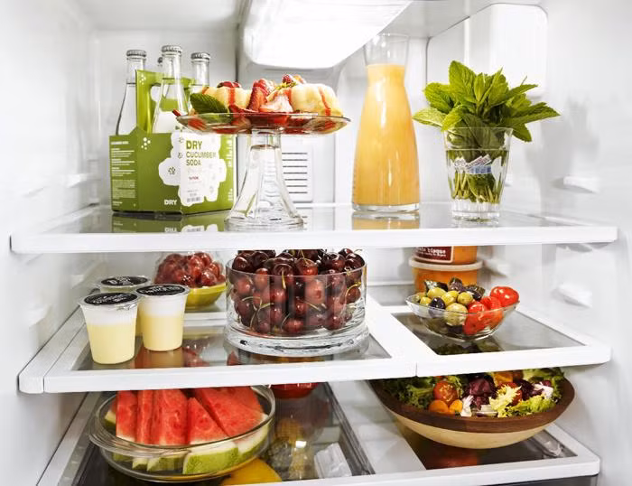 Thực phẩm sau khi mua về nếu không chế biến ngay cần được bảo quản trong tủ lạnh. Bạn cũng nên để thức ăn chín và sống riêng ngăn để thực phẩm không bị lây nhiễm chéo. Thực phẩm sống chỉ nên để tủ lạnh cùng lắm là 2 ngày.