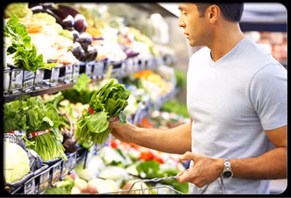 Chọn thực phẩm sạch. Một trong những nguyên tắc đầu tiên để chế biến món ăn ngon và tránh ngộ độc là lựa chọn thực phẩm sạch. Những loại thực phẩm đã qua giết mổ thì nên chọn ở những cửa hàng có uy tín và tốt nhất là mua ở những cửa hàng có bảo hành chất lượng cho khách hàng.