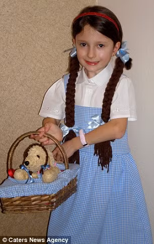 FOP là một bệnh di truyền, nhưng cũng có thể gây ra bởi chấn thương, sinh thiết và phẫu thuật. Mẹ của Luciana cho hay, bà tin con gái mình bị chứng bệnh xương hóa đá từ một lần ngã xuống cầu thang và đập đầu xuống đất.