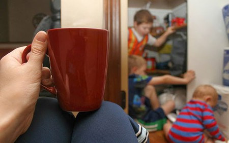 Mẹ hãy dành ra vài phút mỗi ngày để làm bản “tự kiểm điểm” chính mình vào những thời điểm nhạy cảm. Đối với Cheryl, khoảng thời gian trước khi con cái đến trường và đi làm là thời điểm “nóng” nhất vì quỹ thời gian quá hẹp.