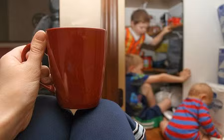 Mẹ hãy dành ra vài phút mỗi ngày để làm bản “tự kiểm điểm” chính mình vào những thời điểm nhạy cảm. Đối với Cheryl, khoảng thời gian trước khi con cái đến trường và đi làm là thời điểm “nóng” nhất vì quỹ thời gian quá hẹp.