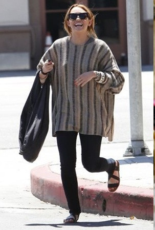 Trang phục oversize. Sơ mi dài, áo thun dáng rộng, áo trùm mông... kém phát huy tính thẩm mỹ nếu bạn không có đôi chân thon dài. Các thiết kế này tạo cho người mặc cảm giác thoải mái nhưng sự rộng rãi sẽ làm mọi đường cong đều biến mất.