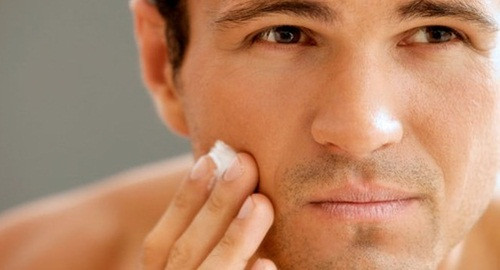 Bỏ qua bước tẩy tế bào chết. Da khô và bong tróc sẽ rất khó để cạo sạch vì thế mà bạn hãy chắc chắn tẩy da chết thường xuyên hơn. Có thể dùng các sản phẩm chuyên dụng hoặc dùng vải xô để chà xát nhẹ chỗ mọc lông. Không làm ẩm da trước khi cạo. Da khô có thể bị kích ứng dễ dàng hơn so với da ẩm. Hãy dùng kem dưỡng da nhẹ hoặc các loại dầu như dầu dừa hoặc dầu hạt tầm xuân. Nó có lợi ích chống viêm và chống oxy hóa làm dịu da.