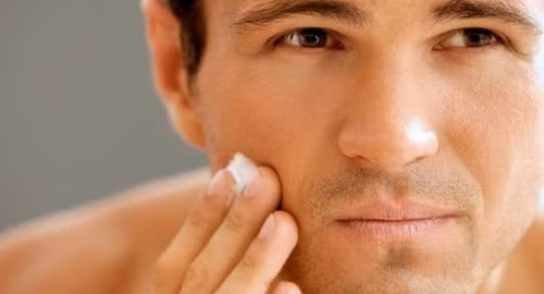 Bỏ qua bước tẩy tế bào chết. Da khô và bong tróc sẽ rất khó để cạo sạch vì thế mà bạn hãy chắc chắn tẩy da chết thường xuyên hơn. Có thể dùng các sản phẩm chuyên dụng hoặc dùng vải xô để chà xát nhẹ chỗ mọc lông. Không làm ẩm da trước khi cạo. Da khô có thể bị kích ứng dễ dàng hơn so với da ẩm. Hãy dùng kem dưỡng da nhẹ hoặc các loại dầu như dầu dừa hoặc dầu hạt tầm xuân. Nó có lợi ích chống viêm và chống oxy hóa làm dịu da.