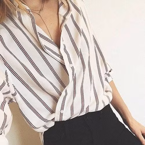 May áo sơ mi. Nếu nhận ra áo sơ mi của mình xộc xệch là do những nút cúc thì hãy dùng miếng băng dính 2 mặt dán 2 vạt áo lại với nhau để nó không bị xô lệch nữa. Cách này cũng rất hữu hiệu nếu áo không che kín được hết chỗ nhạy cảm.