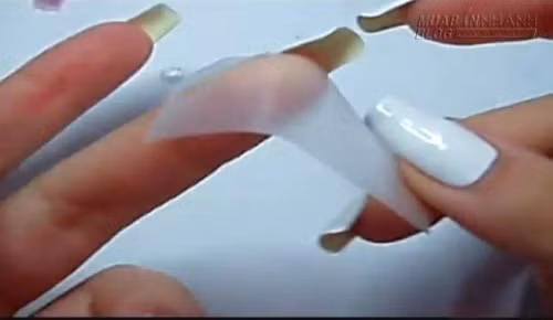 Lấy bớt phần make up dư thừa. Nếu như bạn lỡ tay trang điểm quá đậm, có thể dùng băng dính 2 mặt dính vào tay và chấm nhẹ lên phần đậm. Băng dính sẽ hút bớt màu sắc cho bạn.