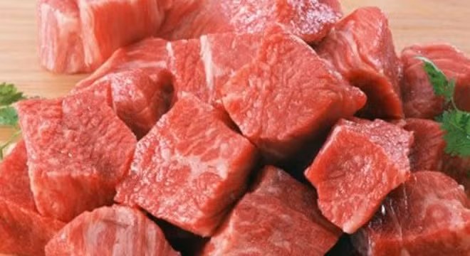 Nói không với thịt. Có hàng loạt lý do khiến bạn khai trừ loại thực phẩm này ra khỏi chế độ dinh dưỡng, từ việc gây ung thư cho đến lo sợ béo phì. Thế nhưng kiêng thịt có thể dẫn đến thiếu hụt vitamin B12. Ngay cả những người không ăn chay trường cũng không nhận đủ vitamin này.