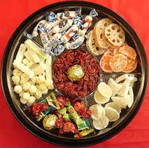 Ômai, mứt. Các loại ômai, mứt thủ công thường là món quà vặt không thể thiếu trong những dịp tết đến xuân về. Thế nhưng, chúng lại là loại không được giám sát chặt chẽ trong khâu sản xuất, kiểm nghiệm nên rất dễ nhiễm hóa chất độc hại.