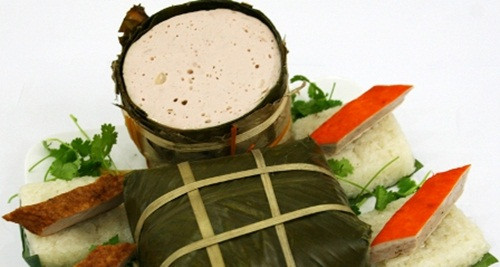 Để giò chả được giữ lâu, các cơ sở sản xuất không ngại ngần cho thêm hàn the độc hại. Chất này có khả năng gây ngộ độc cấp tính rất cao, dùng hơn 5gr có thể dẫn đến tử vong. Ngoài ra giò chả còn được bỏ vào chất tạo màu để làm nó trắng và đẹp hơn. Những chất phụ gia này có khả năng phá hủy ngũ tạng và gây bệnh lâu dài.