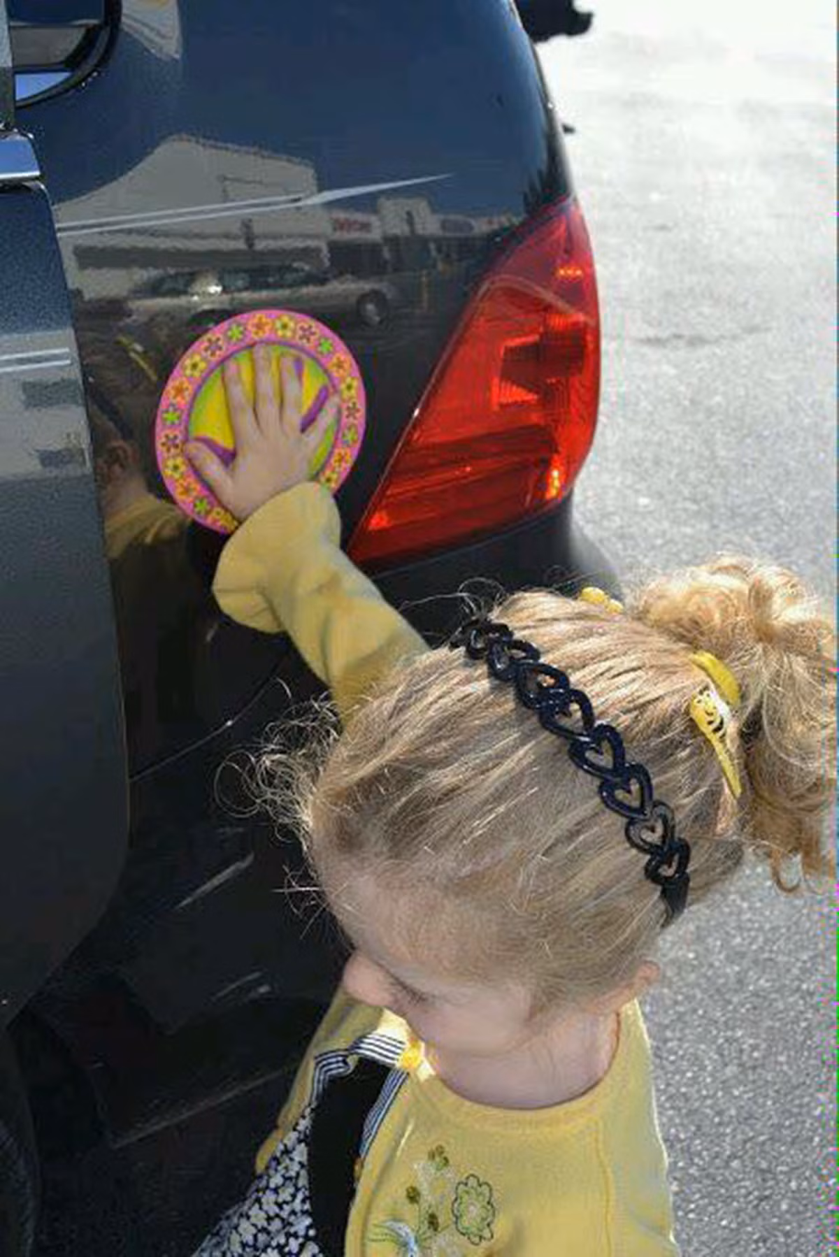 Giữ an toàn cho bé. Đây là cách tuyệt vời để dạy trẻ làm thế nào an toàn khi đứng gần đường lớn. Chỉ cần một đề can hình bàn tay dán trên ô tô và nhắc nhở bé hãy đặt bàn tay vào đó thì bạn hoàn toàn có thể yên tâm.