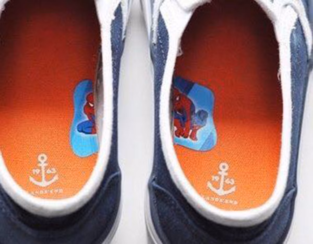 Nếu bé luôn đi giày dép trái, hãy cắt hình ảnh làm hai nửa làm lót giày, chúng sẽ không bao giờ lộn giày dép được nữa.