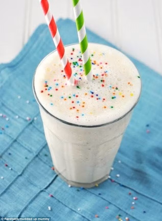 Tạo màu sắc cho đồ ăn của con. Trẻ thường thích những gì màu sặc sỡ và dựa vào điều này, mẹ có thể tạo hứng thú cho chúng. Rắc cốm màu sắc lên sinh tố và cắm ống hút màu sắc yêu thích sẽ làm cho bé hoàn toàn chấp thuận dù là món nào.