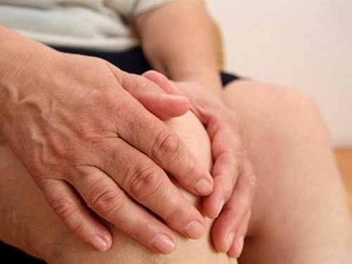 Bệnh đa xơ cứng. Đây là chứng rối loạn não bộ và tủy sống làm cho chức năng thần kinh suy giảm. Cứ một 1.000 người thì có 1 người mắc bệnh MS. Bệnh này thường xảy ra ở phụ nữ nhiều hơn ở nam giới. Tình trạng bệnh bắt đầu phổ biến nhất từ độ tuổi 20 - 40 tuổi nhưng cũng có thể xảy ra ở bất kỳ độ tuổi nào.