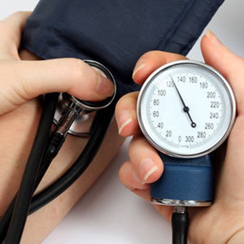 Huyết áp cao. Bệnh tim là kẻ giết người hàng loạt trong các loại bệnh tật và nó xảy ra ở phụ nữ phần nhiều. Trước tuổi 55 đàn ông rất ít bị bệnh này, nhưng phụ nữ vẫn có nguy cơ. Đến 65 tuổi, phụ nữ vượt nam giới. 10 năm sau khoảng 4/5 phụ nữ bị bệnh cao huyết áp so với 2/3 đàn ông.