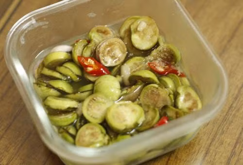 Ăn dưa cà muối xổi. Cà muối, dưa muối chưa chín tới có chứa nitrat chuyển thành nitrit do vi sinh vật trong những món muối tác động vào. Khi vào dạ dày, nitrat sẽ kết hợp các axit amin trong thực phẩm biến thành nitrosamine. Chất này đã được chứng minh có khả năng gây ung thư trên động vật thử nghiệm.