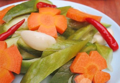 Muối trong đồ nhựa. Khi dùng những đồ nhựa này để đựng thực phẩm, nhất là đồ axit như đồ muối, các chất phụ gia sẽ phơi nhiễm vào thực phẩm, khiến người dùng nhiễm độc.