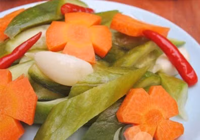 Muối trong đồ nhựa. Khi dùng những đồ nhựa này để đựng thực phẩm, nhất là đồ axit như đồ muối, các chất phụ gia sẽ phơi nhiễm vào thực phẩm, khiến người dùng nhiễm độc.