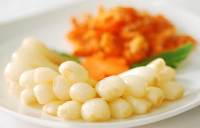 Dùng phụ gia. Vì những món muối chua thường hay nổi váng nên một số người bán có thể cho thêm phụ gia chống thối hoặc những chất bảo quản không được phép dùng trong thực phẩm như sorbat natri hoặc sorbat kali.