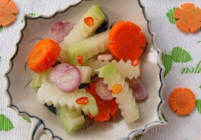 Ngoài ra, để các món muối chua luôn có màu sáng đẹp, các nhà sản xuất cũng có thể bỏ chất tạo màu như chất tẩy đường sunfua dioxit SO2. Các hóa chất có gốc lưu huỳnh có thể gây loét niêm mạc đường tiêu hóa, ... tới rối loạn chức năng gan, thận và gây ra những căn bệnh mãn tính, ung thư.