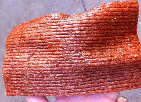 Bên cạnh đó, để sản phẩm có màu sắc đẹp, không bị ẩm mốc nhiều cơ sở sản xuất đã thêm vào nhiều chất phụ gia, tiêu biểu là sudan - một loại hóa chất độc hại, gây ảnh hưởng nghiêm trọng tới sức khỏe người tiêu dùng. Đây là hóa chất không được phép sử dụng trong chế biến thực phẩm.