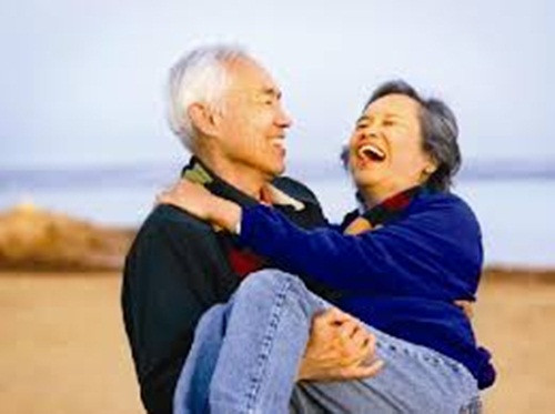 Sức khỏe tình dục. Chuyện ấy không liên quan gì đến tuổi già. Khảo sát cho thấy, trên 8000 người ở độ tuổi ngoài 50 vẫn có sex ít nhất 1 lần/tuần. Và tỷ lệ người cao tuổi có nguy cơ bị nhiễm trùng lây qua đường tình dục (STI) đang tăng vọt.