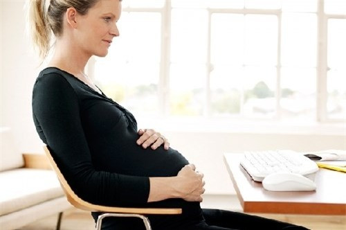 Ngồi chúi người về phía trước. Tư thế ngồi này dễ tạo áp lực lên bụng, không những khiến mẹ bầu khó chịu mà còn gây nguy hiểm đến em bé. Ngồi gập người có thể đè lên thai nhi và để lại dấu tích trên người em bé.