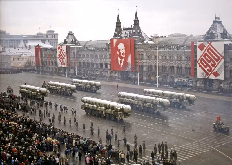 Bộ đội Tên lửa Chiến lược Liên Xô khi đó cũng hùng mạnh và đáng sợ bậc nhất thế giới với 1.400 tên lửa đạn đạo liên lục địa, đó là còn chưa tính các tên lửa đạn đạo tầm trung, tầm ngắn... Tổ chức lực lượng này lên tới cấp quân đoàn (6 đơn vị), để tiện so sánh, hiện nay Quân đội Nga chỉ còn duy trì cấp sư đoàn tên lửa. Trong ảnh, các tên lửa liên lục địa Topol trong một cuộc duyệt binh ở Quảng trường Đỏ năm 1990. Nguồn ảnh: English Russia