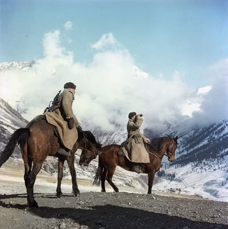 Hồng quân Liên Xô hay còn biết đến với cái tên chính thức suốt thời gian tồn tại của mình là "Lực lượng Vũ trang Liên bang Cộng hòa Xã hội Chủ nghĩa Xô Viết" hay gọi đơn giản hơn là “Lực lượng Vũ Trang Liên Xô” hoặc “Quân đội Xô Viết”. Tuy nhiên, cái tên Hồng quân Liên Xô thường được gọi nhiều hơn cả bởi chiến công chói lọi trong cuộc chiến tranh thế giới thứ 2. Nguồn ảnh: English Russia