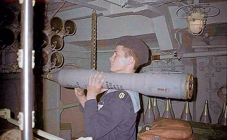 Trong ảnh, pháo thủ đang nạp quả đạn 140mm vào bệ Ogon. Nguồn ảnh: Russianarms