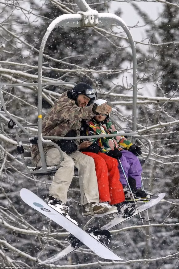 Trong chuyến đi nghỉ dưỡng cùng gia đình, họ đã có quãng thời gian rất vui vẻ bên nhau.