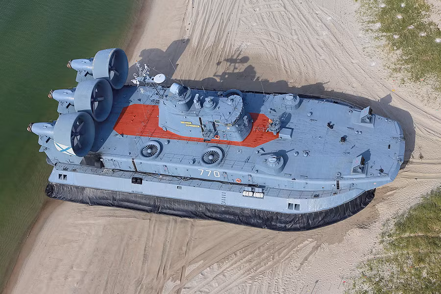 Với lượng giãn nước khoảng 555 tấn, Zubr được coi là tàu đổ bộ đệm khí lớn nhất thế giới hiện nay. Nó cũng được coi là một trong những “tuyệt tác” của công nghiệp quốc phòng Liên Xô. Nguồn ảnh: Wikipedia