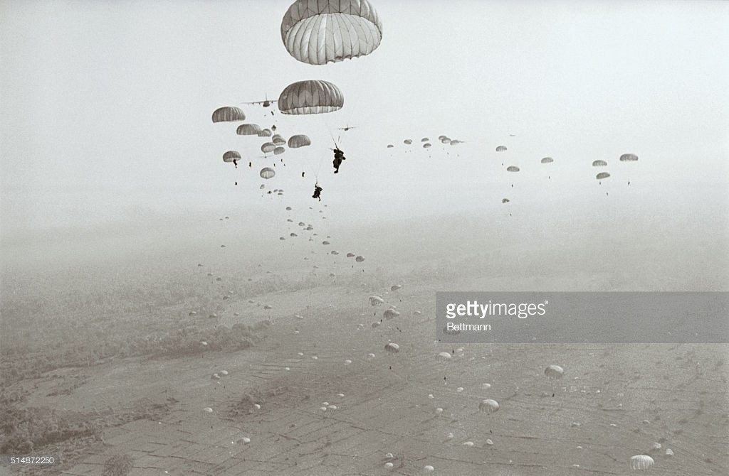 Trong ảnh là đại bộ phận quân nhảy dù thuộc Lữ đoàn 173 – được coi là đơn vị quân dù thiện chiến nhất của Không quân Mỹ, được thành lập từ năm 1917 và lập được vô vàn chiến tích trong hai cuộc chiến tranh thế giới. Nguồn ảnh: Tạp chí LIFE/Getty Images