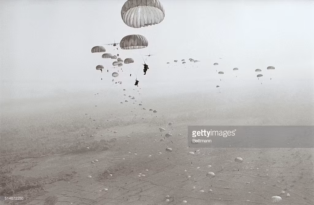 Trong ảnh là đại bộ phận quân nhảy dù thuộc Lữ đoàn 173 – được coi là đơn vị quân dù thiện chiến nhất của Không quân Mỹ, được thành lập từ năm 1917 và lập được vô vàn chiến tích trong hai cuộc chiến tranh thế giới. Nguồn ảnh: Tạp chí LIFE/Getty Images