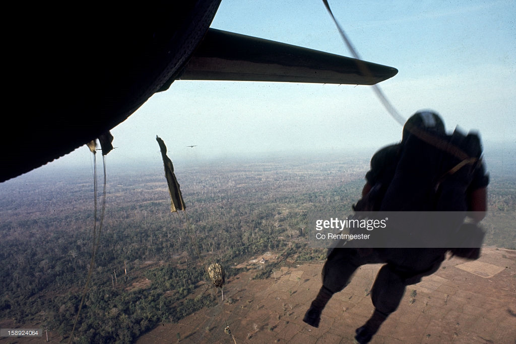 Tham vọng của Mỹ trong cuộc hành quân này là nhằm: Phá huỷ căn cứ kháng chiến lớn của quân và dân ta ở Bắc Tây Ninh; tiêu diệt cơ quan đầu não kháng chiến; tìm diệt một bộ phận chủ lực lớn của ta ở miền Đông (Sư đoàn 9); tạo lá chắn yểm trợ cho quân đội VNCH tiến hành bình định ở phía Nam, gỡ thế bị uy hiếp nặng ở Sài Gòn - Chợ Lớn; giành một thắng lợi quân sự có ý nghĩa quyết định, tạo ra bước ngoặt làm chuyển biến cục diện chung có lợi cho Mỹ và Sài Gòn. Trong ảnh, lính dù Mỹ nhảy khỏi máy bay C-130 trong ngày D-day (mở màn) chiến dịch Junction City, ngày 22/2/1967. Nguồn ảnh: Tạp chí LIFE/Getty Images