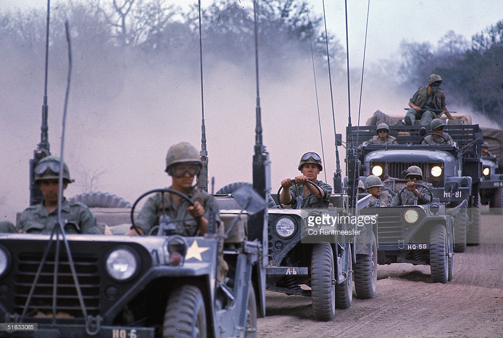 Về phía Mặt trận Dân tộc Giải phóng miền Nam Việt Nam có Sư đoàn bộ binh 9, Trung đoàn bộ binh 16, tiểu đoàn 58 cối 120mm, 3 tiểu đoàn súng máy phòng không 12,7mm, 9 đại đội bảo vệ cơ quan, 13 đại đội địa phương và 4.000 du kích. Nhìn chung về tương quan lực lượng, quân Mỹ và VNCH vượt trội về cả số lượng người và vũ khí. Trong ảnh, lực lượng các sư đoàn bộ binh di chuyển về hướng Chiến khu C - tức vùng Lò Gò - Xa Mát ngày nay, nơi đặt cơ quan đầu não Mặt trận Dân tộc Giải phóng miền Nam Việt Nam. Nguồn ảnh: Tạp chí LIFE/Getty Images