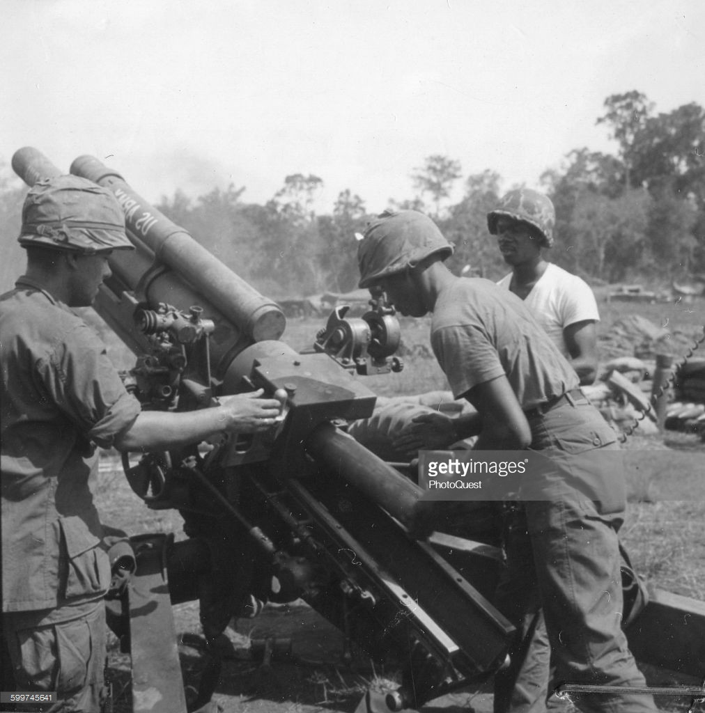 Bị phía ta liên tiếp phục kích ở Trảng Chiên, Cà Tum, Ang Khắc, Rùm Đuôn, Tà Xia, Bàu Cỏ, Đồng Pan, ngày 13/3/1967, các cánh quân Mỹ bắt đầu rút khỏi Kà Tum, Bổ Túc và các chốt trên khu vực Bắc Tây Ninh. Đợt 1 chiến dịch kết thúc. Trong ảnh, các binh sĩ thuộc Lữ đoàn pháo binh 196 đang nạp đạn cho khẩu 105mm M1A1 nã pháo vào Chiến khu C, Tây Bắc Sài Gòn, ngày 25/2/1967. Nguồn ảnh: Tạp chí LIFE/Getty Images