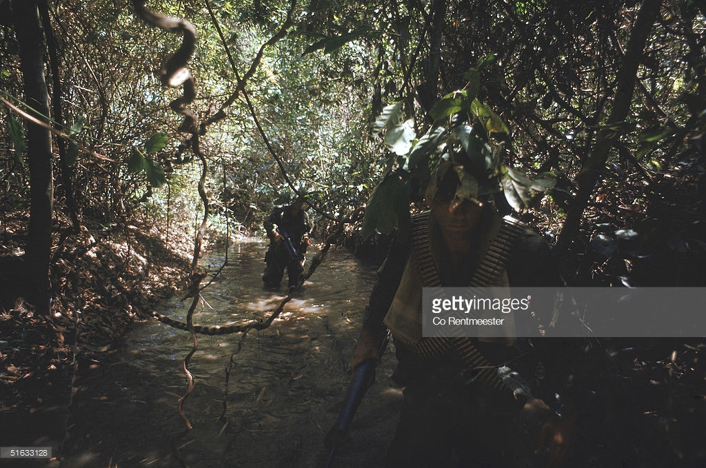 Đợt 2 (từ 16/3 đến 15/4), địch chuyển hướng tiến công sang hướng Đông Bắc, Tây Nam. Ta phát huy thắng lợi đã đạt được, chặn đánh, tiến công địch ở Đồng Rùm, bàu Tri Giết, trảng Ba Vũng, sóc Con Trăng... Không đạt mục tiêu đề ra lại bị tổn thất lớn, từ ngày 4 đến 15/4, địch rút lui từng bước, chấm dứt cuộc hành quân quy mô lớn chưa từng thấy. Trong ảnh, lính dù thuộc Lữ đoàn 173 di chuyển qua một con suốt, ngày 22/2/1967. Nguồn ảnh: Tạp chí LIFE/Getty Images