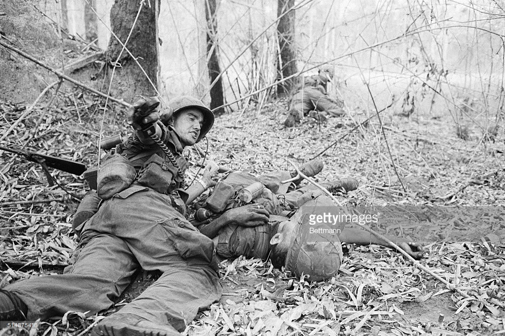 Đây là thất bại lớn nhất của Mỹ tính đến thời điểm đó. Đại tướng Nguyễn Chí Thanh nhận xét: "Cuộc hành quân Gian-xơn Xi-ti là một cuộc hành quân lớn nhất của quân Mỹ vào vùng căn cứ Bắc Tây Ninh lại là cuộc hành quân thua đau nhất, là cái mốc đánh dấu đỉnh cao sự thất bại của chúng trong cuộc phản công chiến lược mùa khô lần thứ hai trong âm mưu tìm diệt của chúng". Trong ảnh, lính thông tin Glendong Browning đang gọi cấp cứu cho một đồng đội bị thương, ngày 4/4/1967. Nguồn ảnh: Tạp chí LIFE/Getty Images