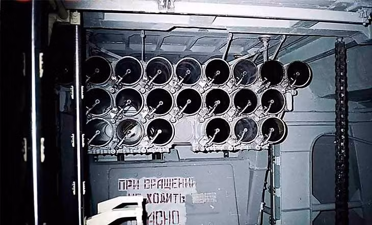 Bệ phóng 22 nòng MS-227 có “hai trạng thái”: Chiến đấu và nạp đạn (khi bắn hết đạn, người ta sẽ đưa bệ phóng xuống “hầm” để ở đó pháo thủ lắp từng quả đạn vào bệ). Nguồn ảnh: Russianarms