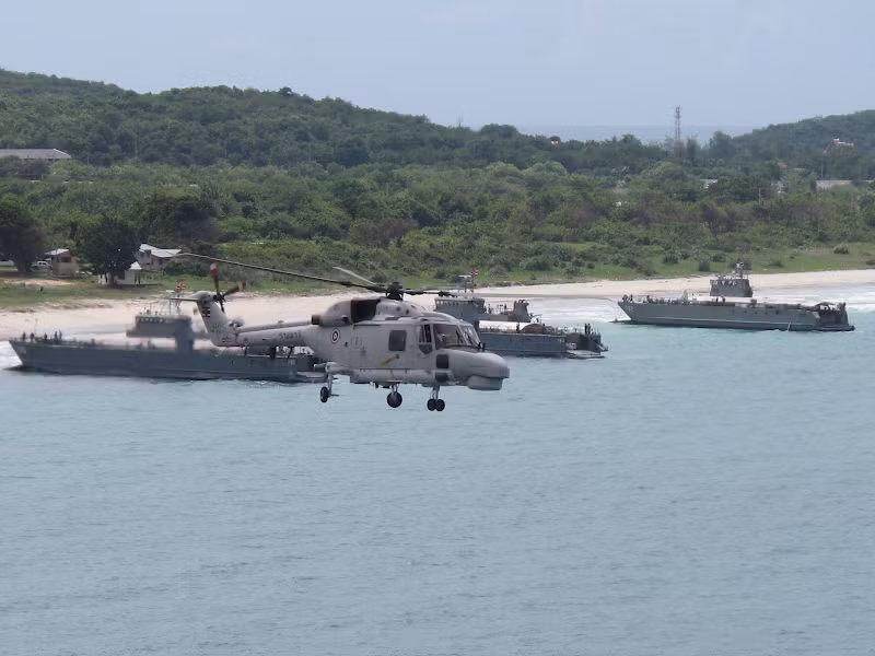 Trực thăng Super Lynx 300 cất cánh từ tàu sân bay Chakri Naruebet tham gia chi viện cho quân đổ bộ. Nguồn ảnh: Thai Defence News