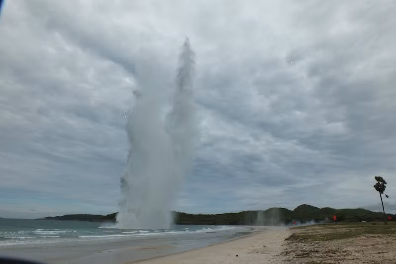 Bom đạn rền vang khắp một vùng biển. Nguồn ảnh: Thai Defence News