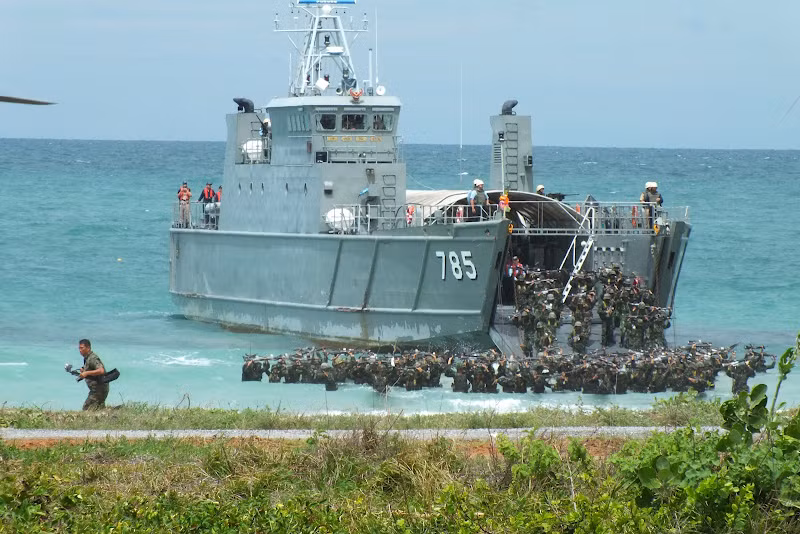 Tàu đổ bộ nhỏ đưa thêm binh sĩ áp sát bờ. Số lượng AAV7-A1 của Thái Lan là có hạn, chỉ 36 chiếc. Nguồn ảnh: Thai Defence News