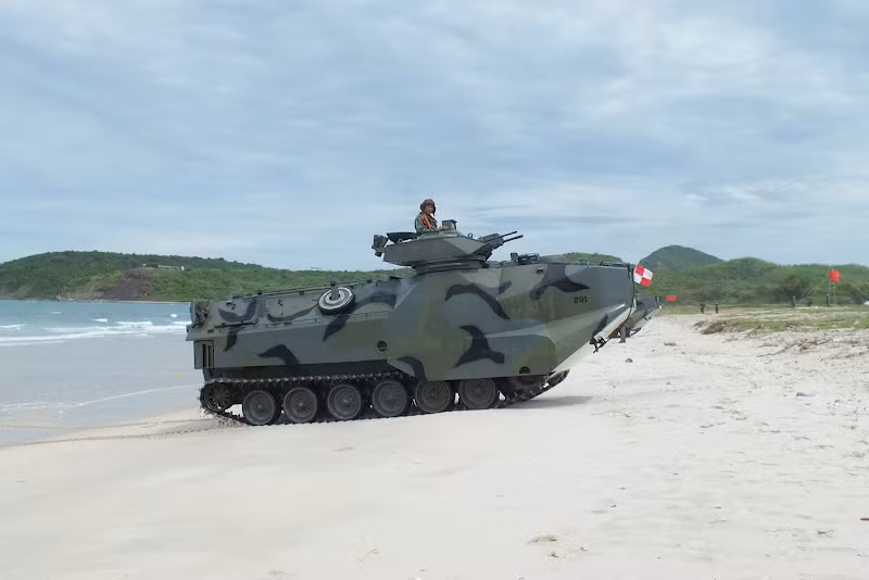 Đây là loại xe thiết giáp hiện đại nhất của Thủy quân Lục chiến (TQLC) Thái Lan, nó do Mỹ sản xuất. Hiện nó cũng được coi là mẫu xe thiết giáp đổ bộ tiêu chuẩn của TQLCMỹ và nhiều quốc gia đồng minh phương Tây. Nguồn ảnh: Thai Defence News