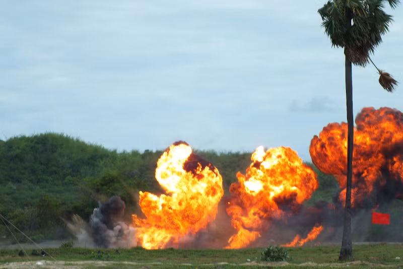 JAS 39 Gripen thả bom oanh tạc cứ điểm phòng ngự của “quân địch”. Nguồn ảnh: Thai Defence News