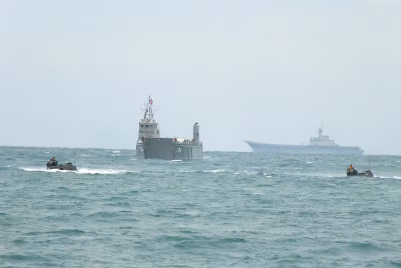 Đáng chú ý, cuộc tập trận của Hải quân Thái Lan có sự tham dự của hàng không mẫu hạm HTMS Chakri Naruebet – chiếc tàu sân bay duy nhất của Thái Lan, độc nhất trong khu vực Đông nam Á. Và cũng là tàu sân bay nhỏ nhất thế giới hiện nay. Nguồn ảnh: Thai Defence News